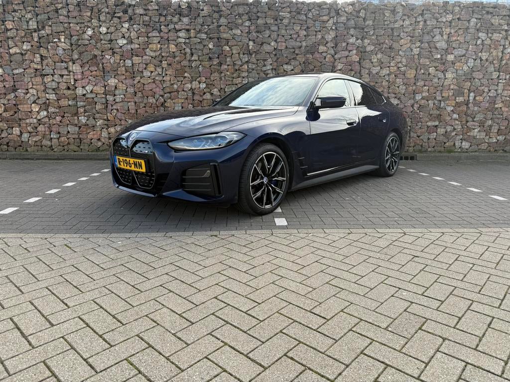 BMW i4 M50 544pk - 95% SOH - BMW Garantie tm 05-‘27, Zwart, 110 €/maand, Blauw, Elektrisch