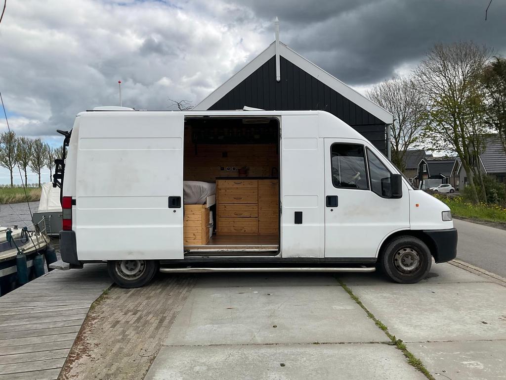 Afgekeurd omgebouwd Fiat Ducato (1999) camperbusje te koop!, Caravans en Kamperen, Campers, Buscamper of Camperbus, Diesel, Particulier