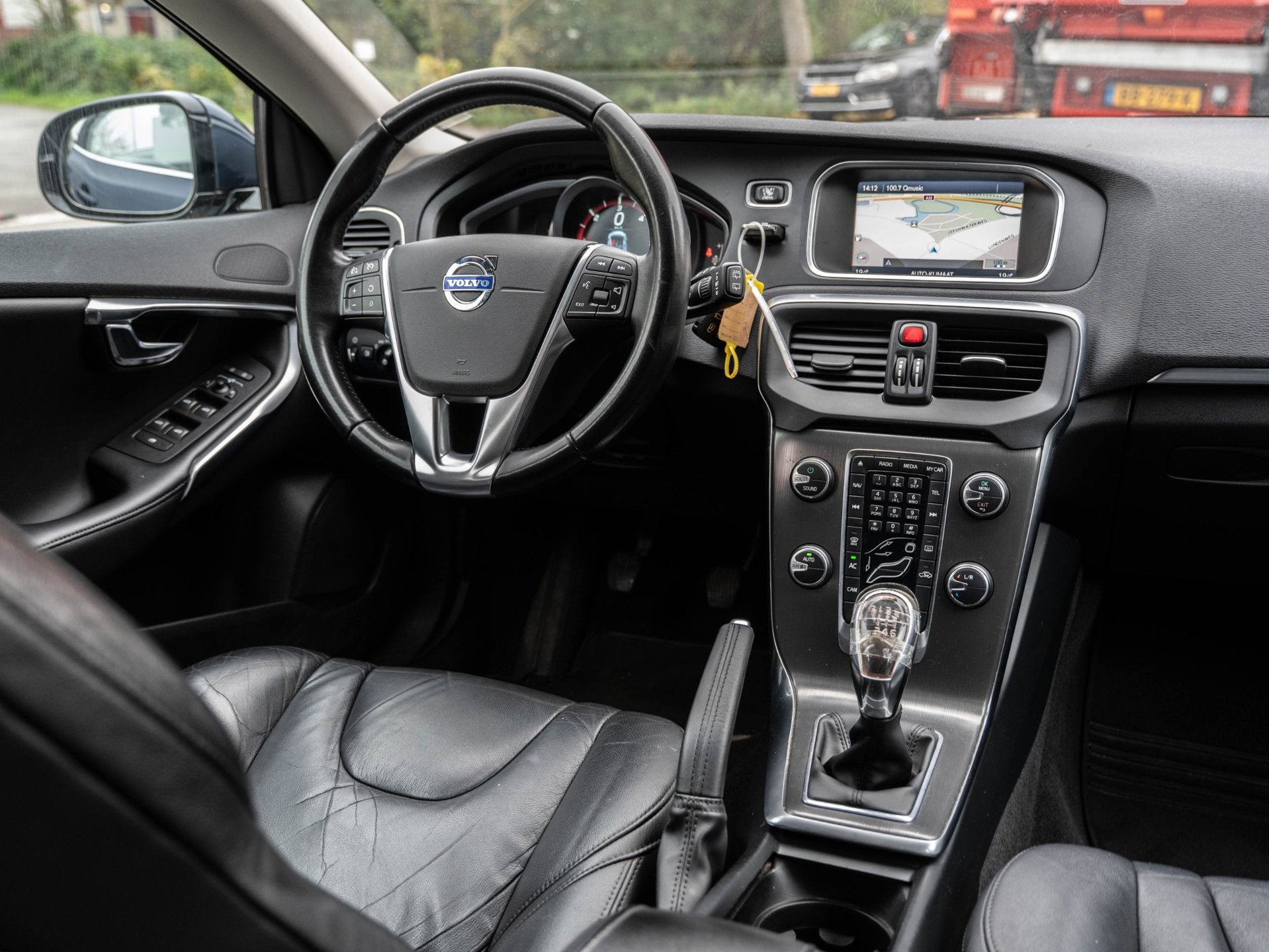 Volvo V40 1.6 D2 Momentum | PARKEER CAMERA | LEDER ZWART | C, Auto's, Voorwielaandrijving, 28 km/l, Gebruikt, Zwart