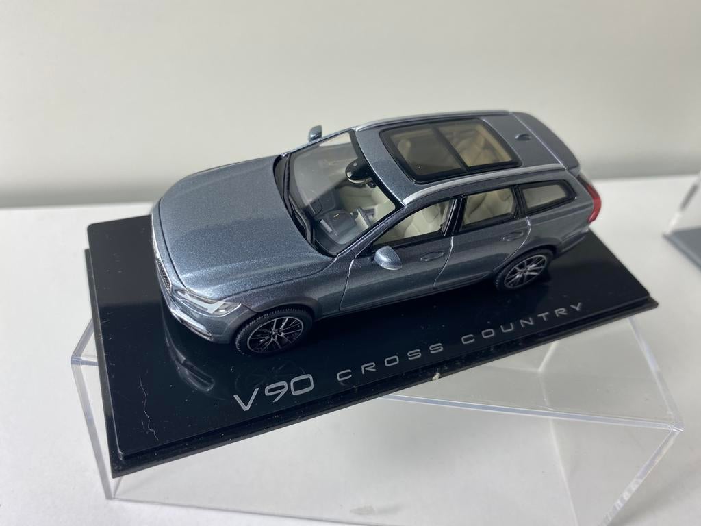 1:43 Volvo V90 “cross country”- sunroof-in vitrinebox-NOREV, Ophalen of Verzenden, Nieuw, Auto, Norev