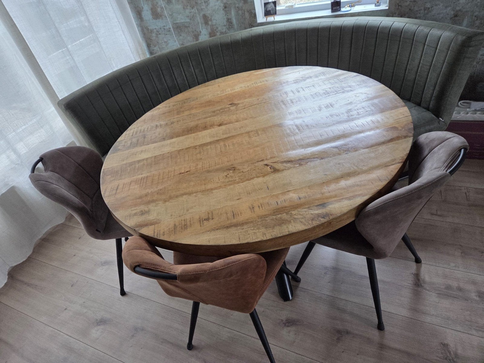 Ronde eettafel van mangohout met bank en stoelen, Huis en Inrichting, Ophalen, Gebruikt, Industrieel, modern, Overige materialen