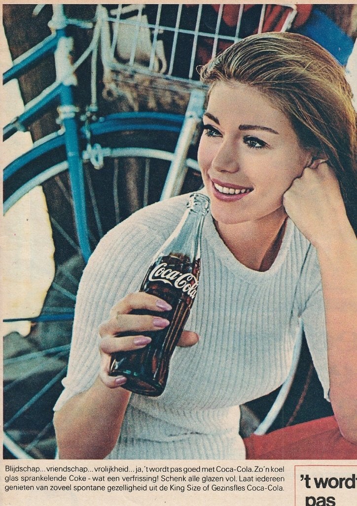 retro reclame 1966 Coca-Cola frisdrank vrouw bij fiets, Verzenden, Overige typen