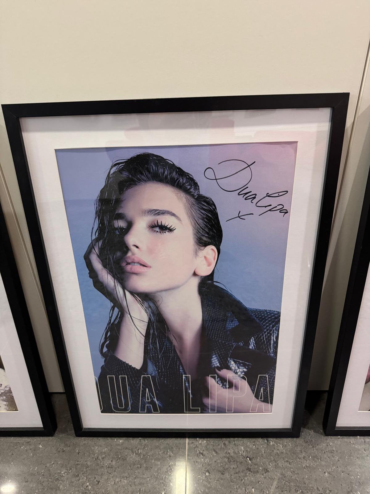 Dua Lipa Debut 1 originele gesigneerde concertposter, Ophalen of Verzenden, A1 t/m A3, Met lijst