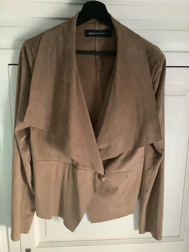 Expresso,Suedine jasje maat 42, Beige, Maat 42/44 (L), Zo goed als nieuw, Jasje