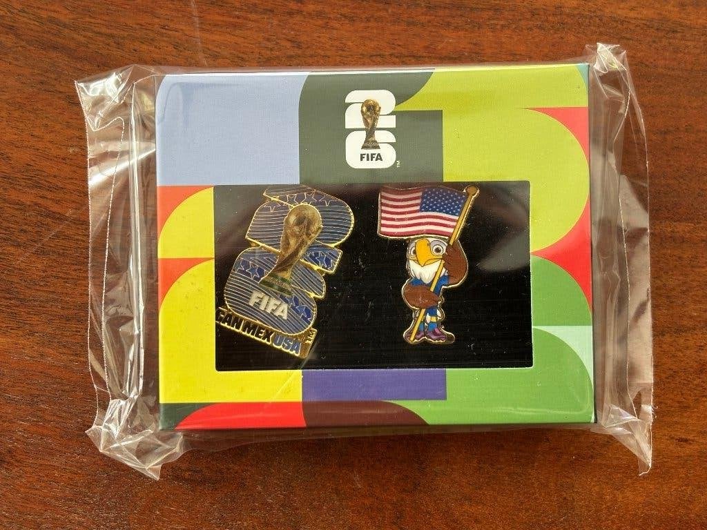 WK 2026 speldjes / pins, nieuw in seal, van FIFA store., Ophalen of Verzenden, Nieuw, Buitenlandse clubs