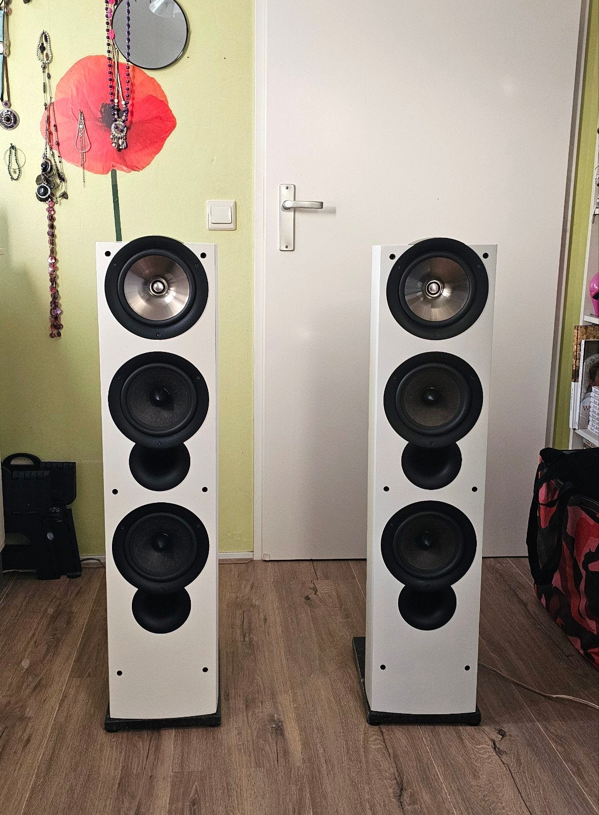 Zeldzaam, KEF IQ9'S in het wit. In mooie staat.