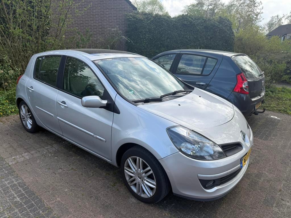 Renault Clio 1.6 16V 82KW 5-DRS AUT 2007 Grijs, Auto's, 535 kg, 4 cilinders, 1165 kg, Origineel Nederlands