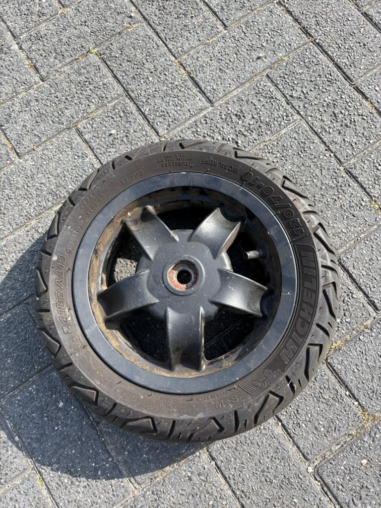 Vespa S Achtervelg met lekke band - Michelin City Grip, Ophalen of Verzenden, Gebruikt, Overige typen, Vespa