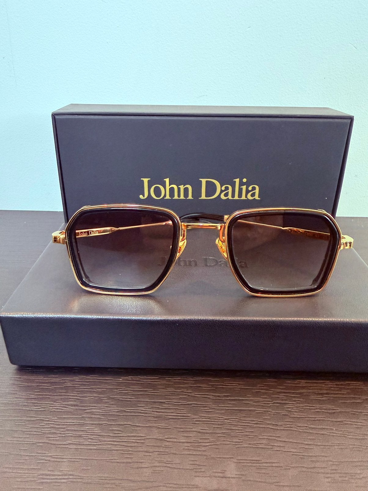 John Dalia zonnebril – NIEUW & ongedragen – luxe model, Sieraden, Tassen en Uiterlijk, Overige merken, Zonnebril, Zwart, Nieuw