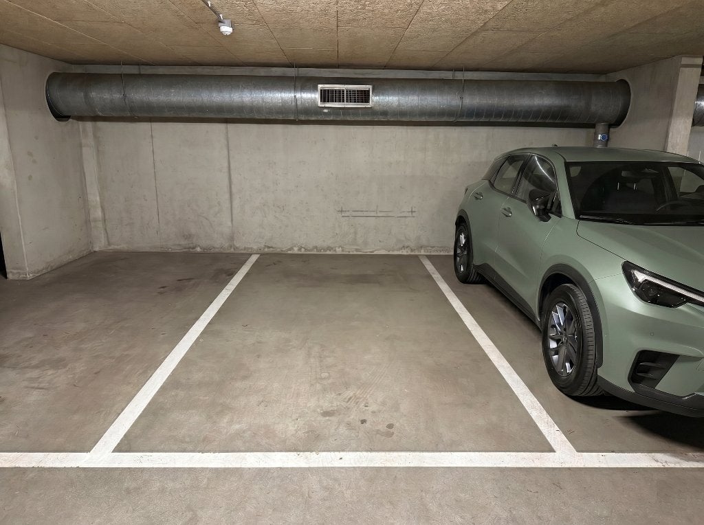 Parkeerplaats in afgesloten parkeergarage Rivierenbuurt, Huizen en Kamers, Garages en Parkeerplaatsen, Amsterdam