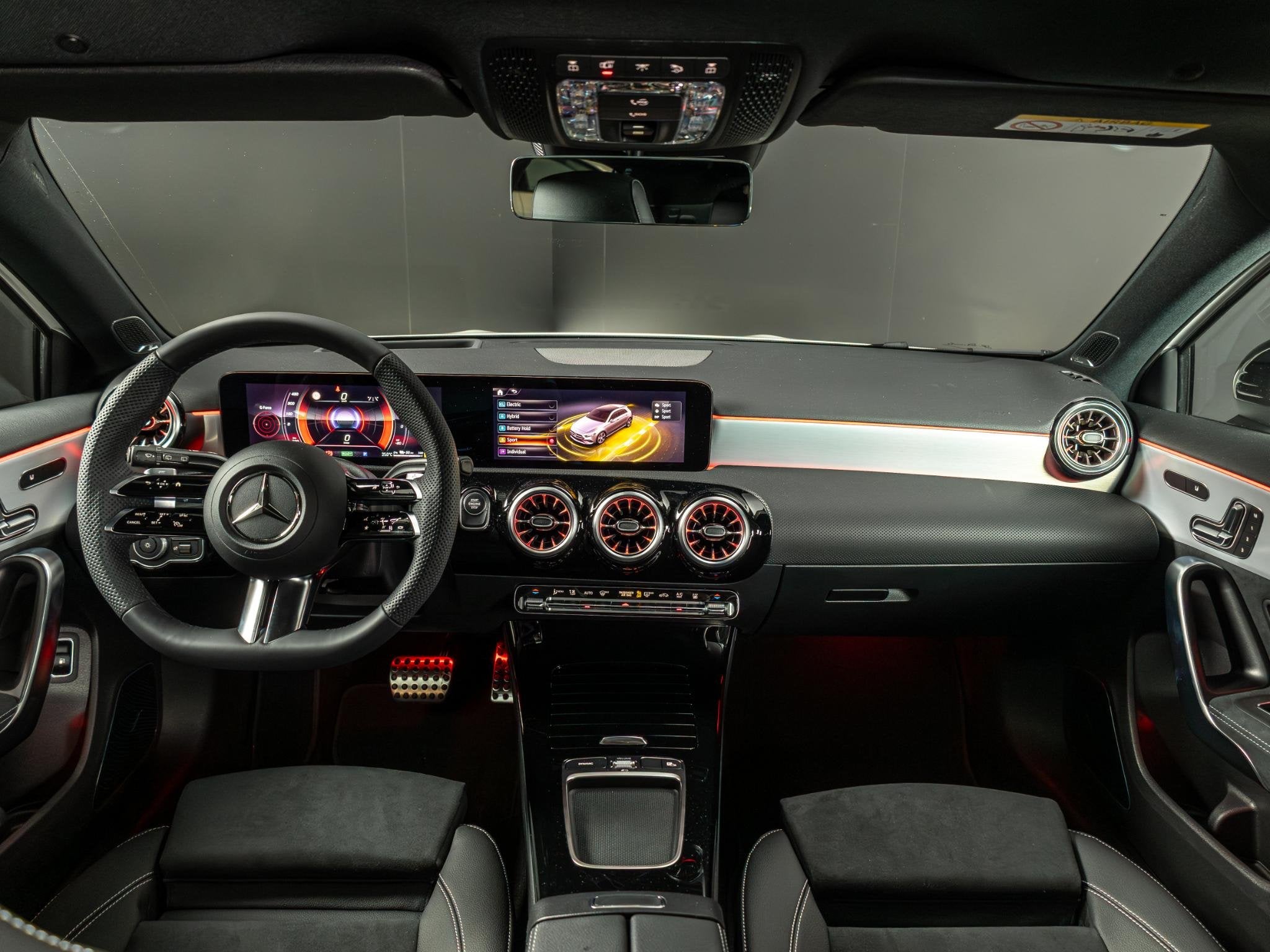 Mercedes-Benz A-Klasse Hatchback 250 e Business Solution AMG, Auto's, Mercedes-Benz, Dealer onderhouden, Stof, Automatische klimaatregeling