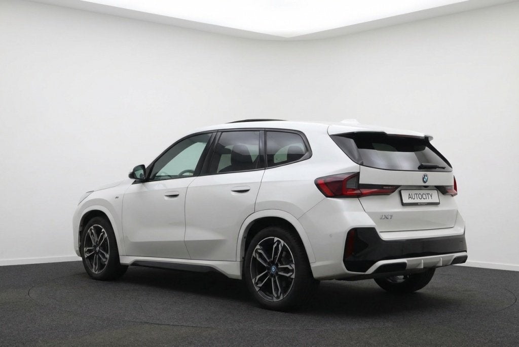BMW iX1 30 xDrive M Sport 313 pk 100% SOH l Pano l Drive Ass, Auto's, BMW, Automaat, 0 cilinders, Gebruikt, USB