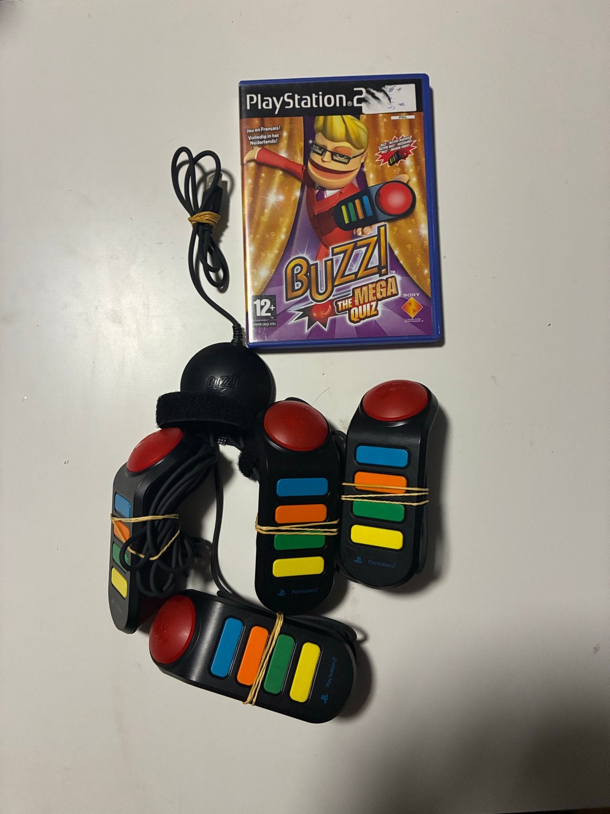 Buzz! The Mega Quiz PS2 met 4 Buzz! controllers, Gebruikt, Overige genres, Eén computer, Ophalen of Verzenden