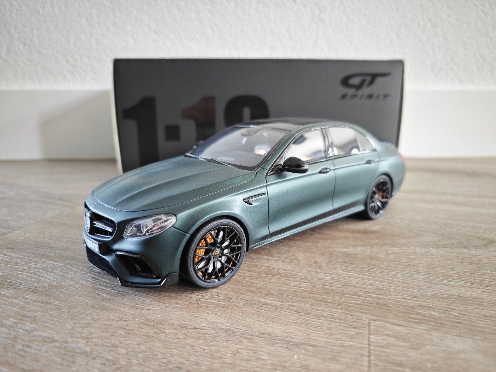 GT Spirit Brabus Rocket 800 (E63 AMG) Emerald Green GT208, Hobby en Vrije tijd, Modelauto's | 1:18, Ophalen of Verzenden, Gebruikt