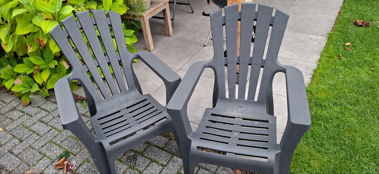 2 Tuinstoelen (grijs) met scheur - gratis af te halen, Tuin en Terras, Ophalen, Gebruikt, Kunststof