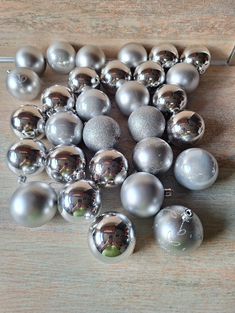 30 Zilveren plastic kerstballen, Diversen, Ophalen, Zo goed als nieuw