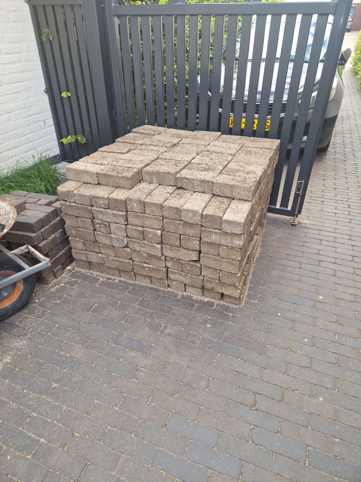 GRATIS AF TE HALEN: 392 gebruikte getrommelde betonklinkers, Tuin en Terras, Ophalen