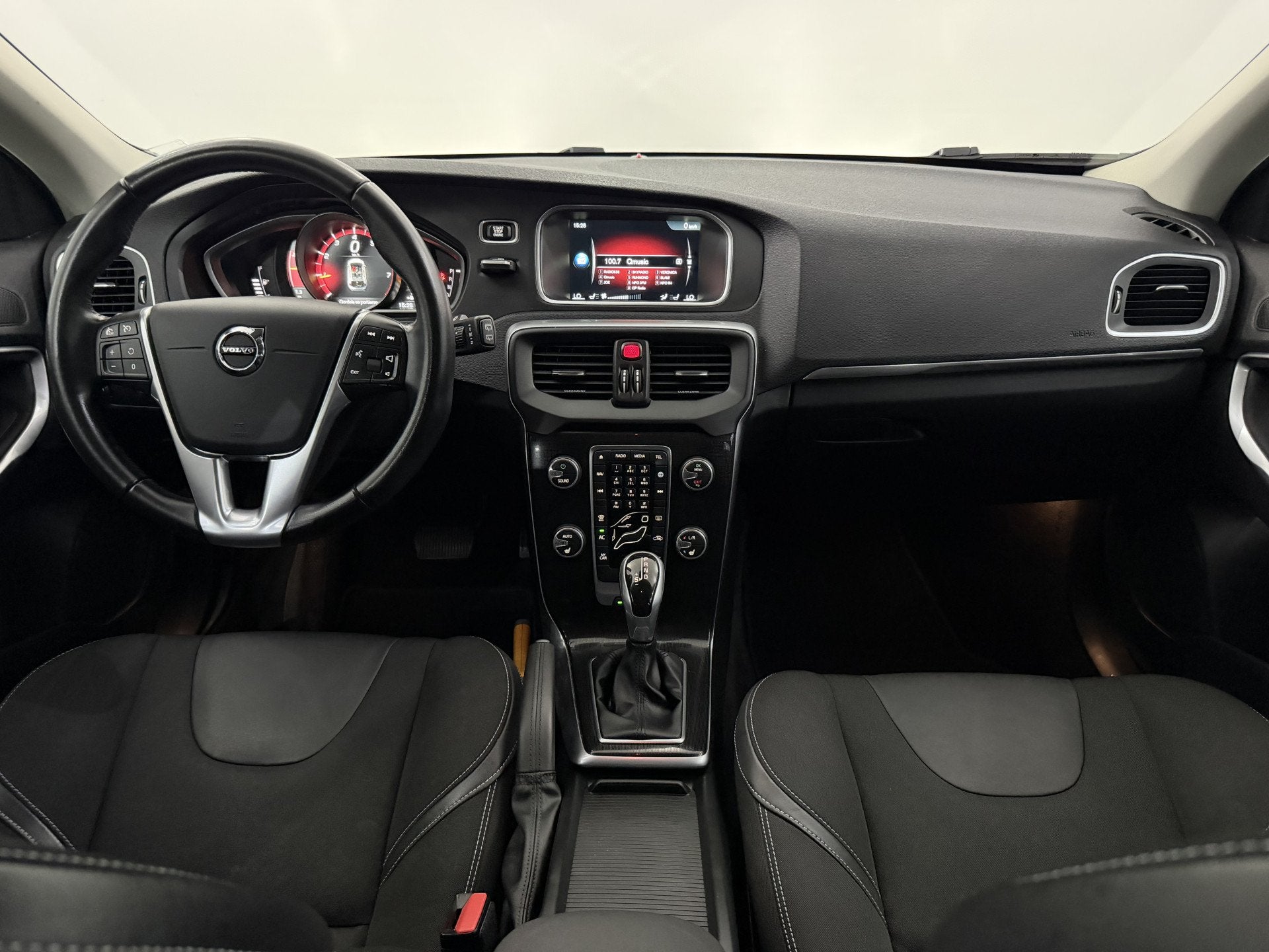 Volvo V40 1.5 T2 Nordic+ Half leder, Parkeersensoren, Navi,, Euro 6, 4 cilinders, 700 kg, Leder en Stof