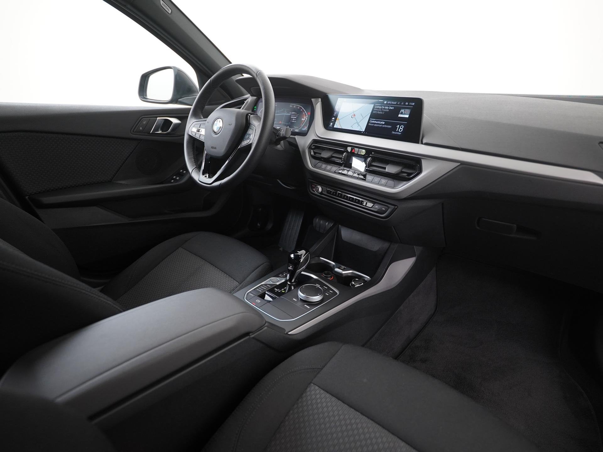 BMW 1 Serie 118i Executive Automaat | Live Cockpit Professio, Auto's, Gebruikt, Zwart, 3 cilinders, Geïmporteerd
