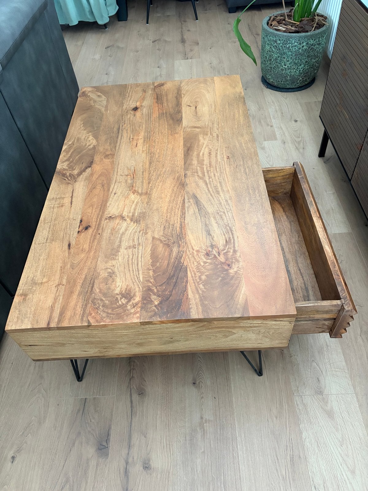 Salontafel mangohout met lades en metalen poten, Ophalen, 100 tot 150 cm, 50 tot 100 cm, Zo goed als nieuw