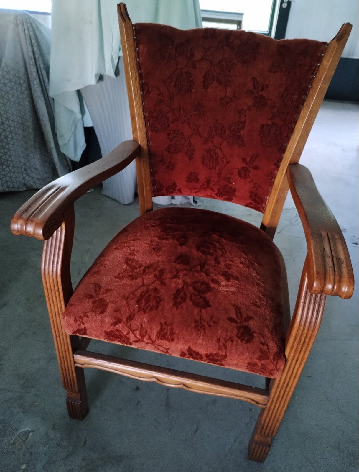 Antieke Eikenhouten Fauteuil met Rood Fluweel, Ophalen