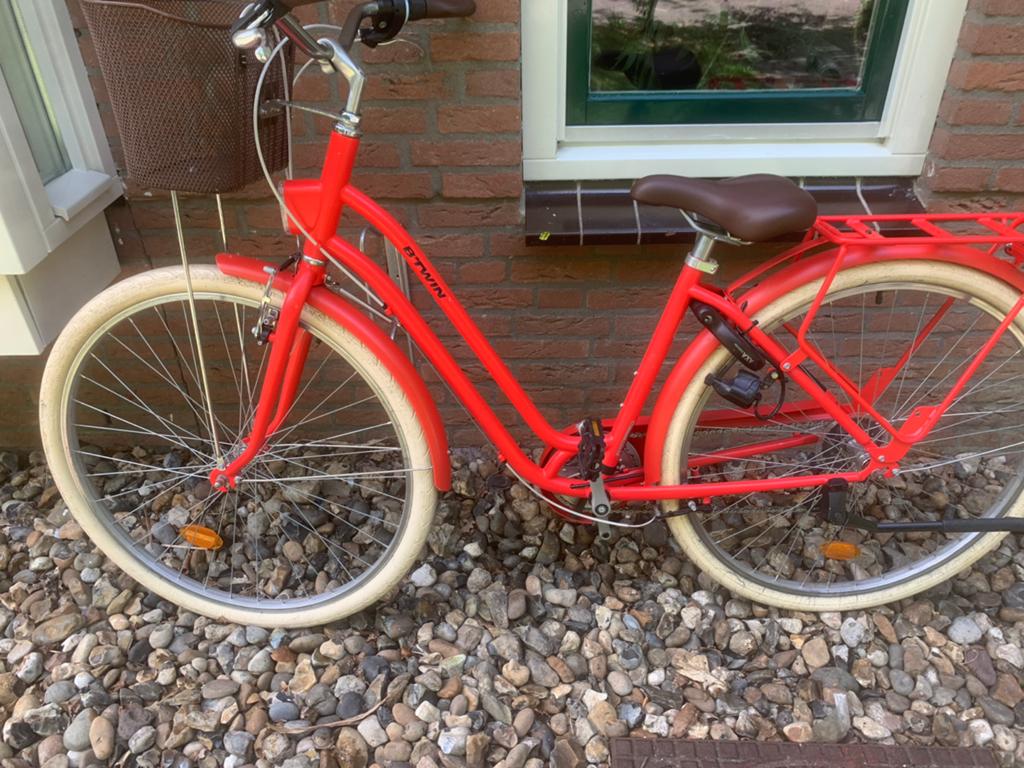 B'Twin Stadsfiets Rood - Zo goed als nieuw, Fietsen en Brommers, Fietsen | Dames | Damesfietsen, Overige merken, (Extra) lage instap