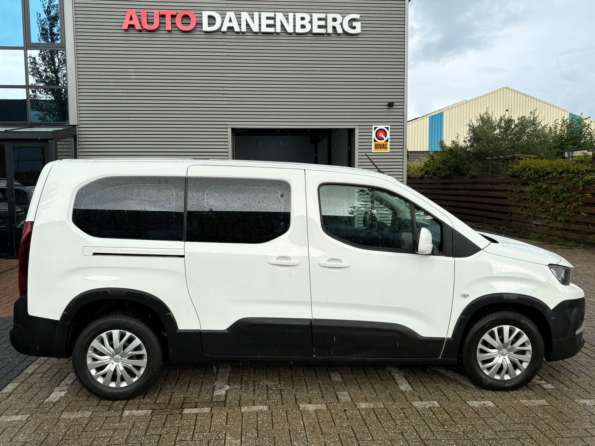 Peugeot Rifter Long 1.2 Puretech Long Active WEINIG KM, Auto's, Peugeot, Voorwielaandrijving, Dealer onderhouden, Stof, Zwart