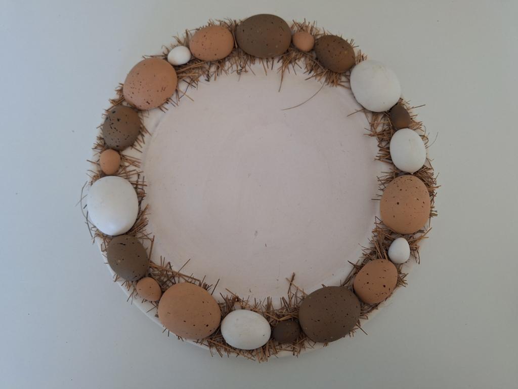 Decoratieve schaal met eieren en stro., Meerkleurig, Ophalen of Verzenden, Steen/keramiek, Landelijk