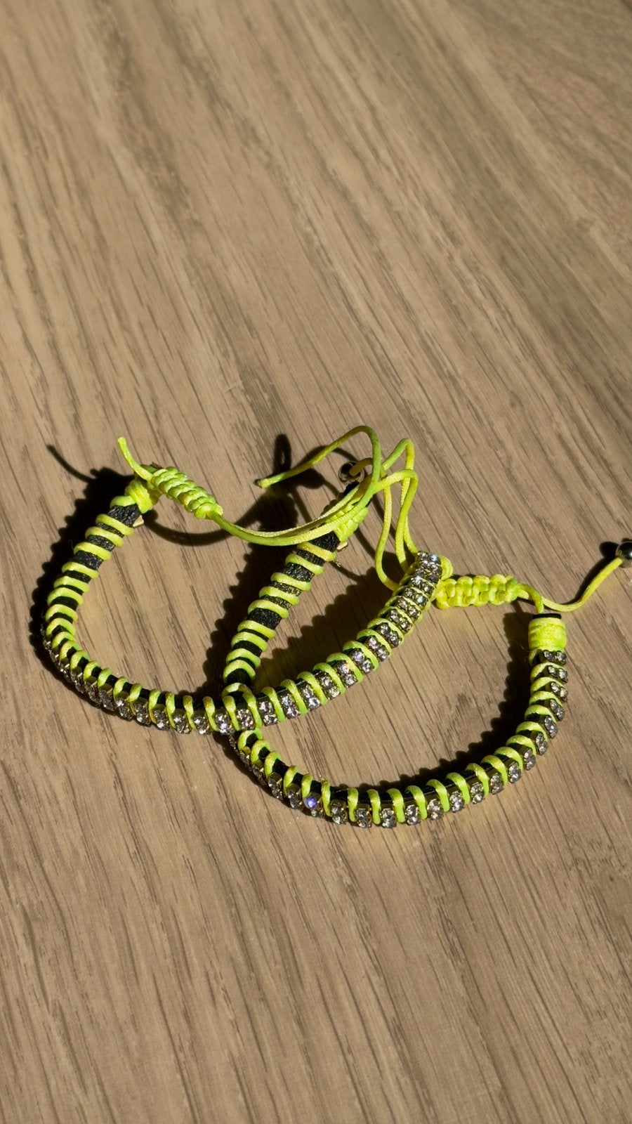 Macrame armbanden, 2 stuks, geel met strass steentjes, Ophalen of Verzenden, Nieuw, Geel, Met strass