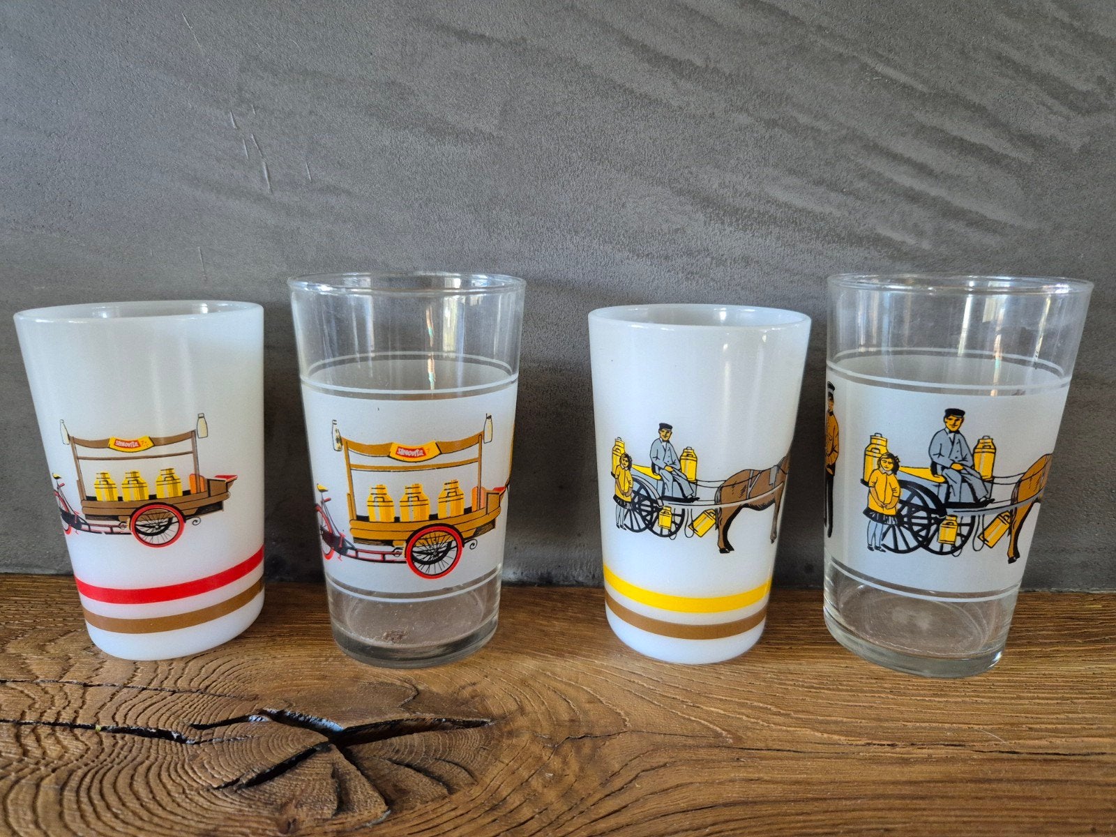 2 melkbekers + 2 glazen van melkglas VAMI, Verzamelen, Glas en Borrelglaasjes, Ophalen of Verzenden, Zo goed als nieuw, Frisdrankglas