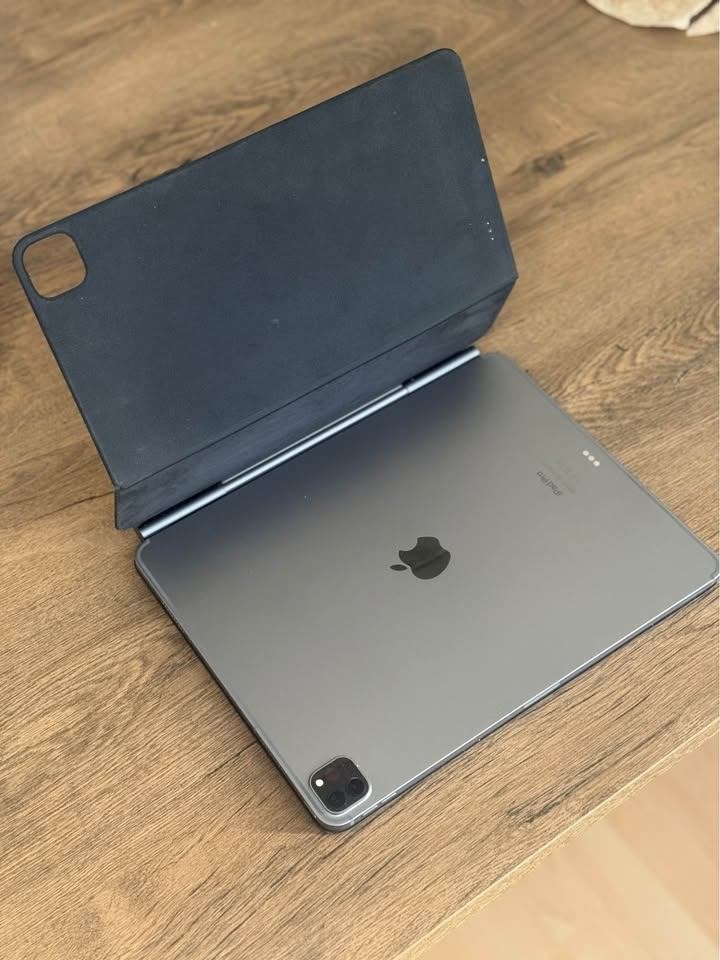 Foto 3 van iPad Pro 12.9” 6th Generation - Like New + Magic Keyboard