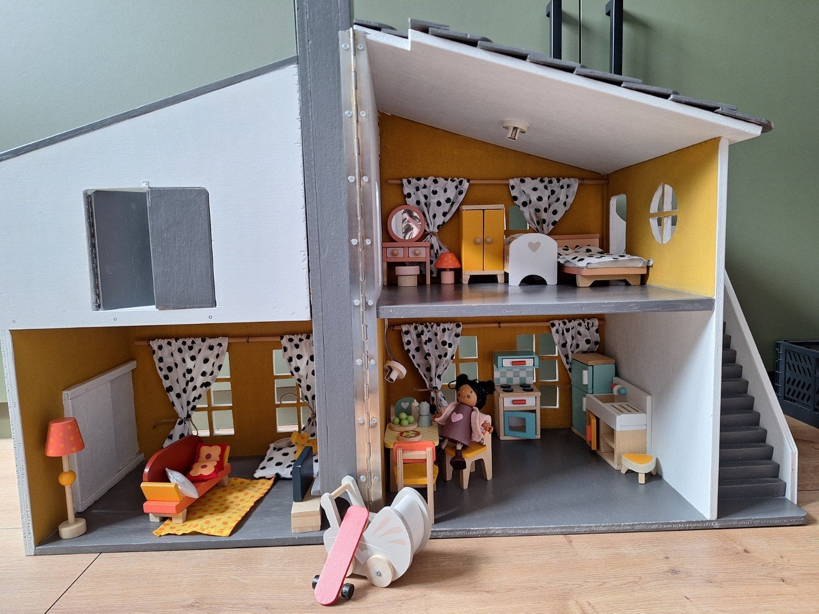 Houten poppenhuis + accessoires, Ophalen, Zo goed als nieuw, Poppenhuis