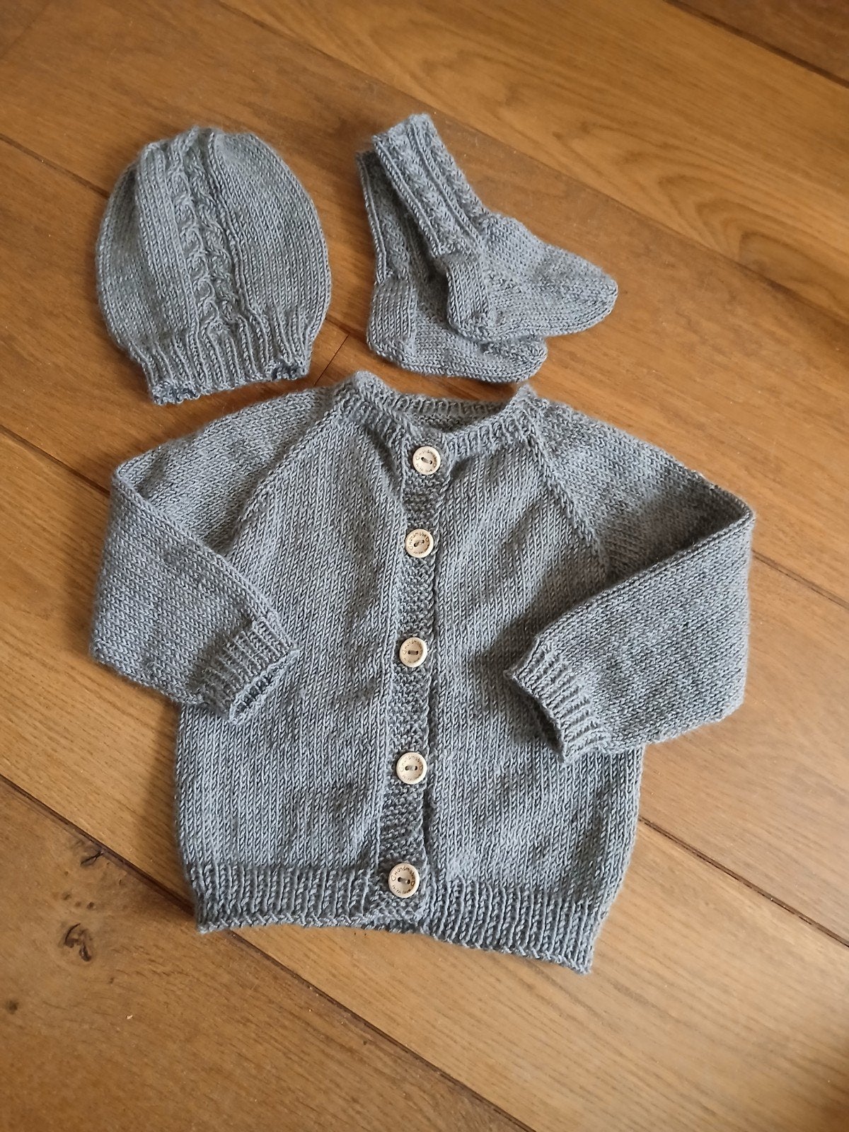 Handgebreid setje. Vestje, mutsje, sokjes. 100% merinowol, Kinderen en Baby's, Verzenden, Nieuw, Jongetje of Meisje, Setje