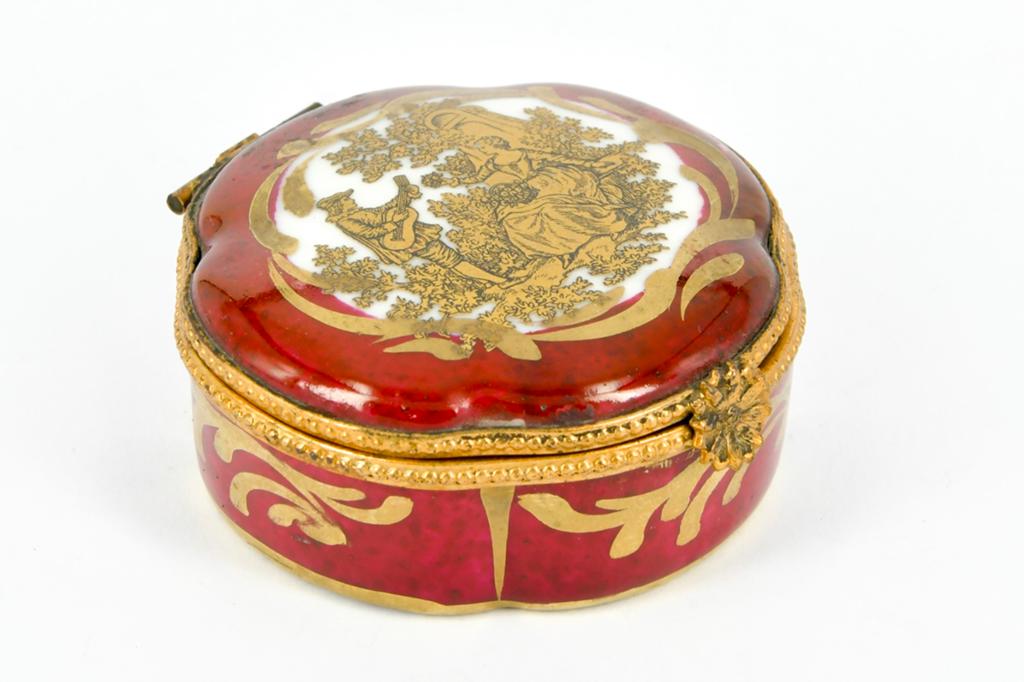 PORSELEINEN DEKSELDOOSJE  , LIMOGES, Ophalen of Verzenden