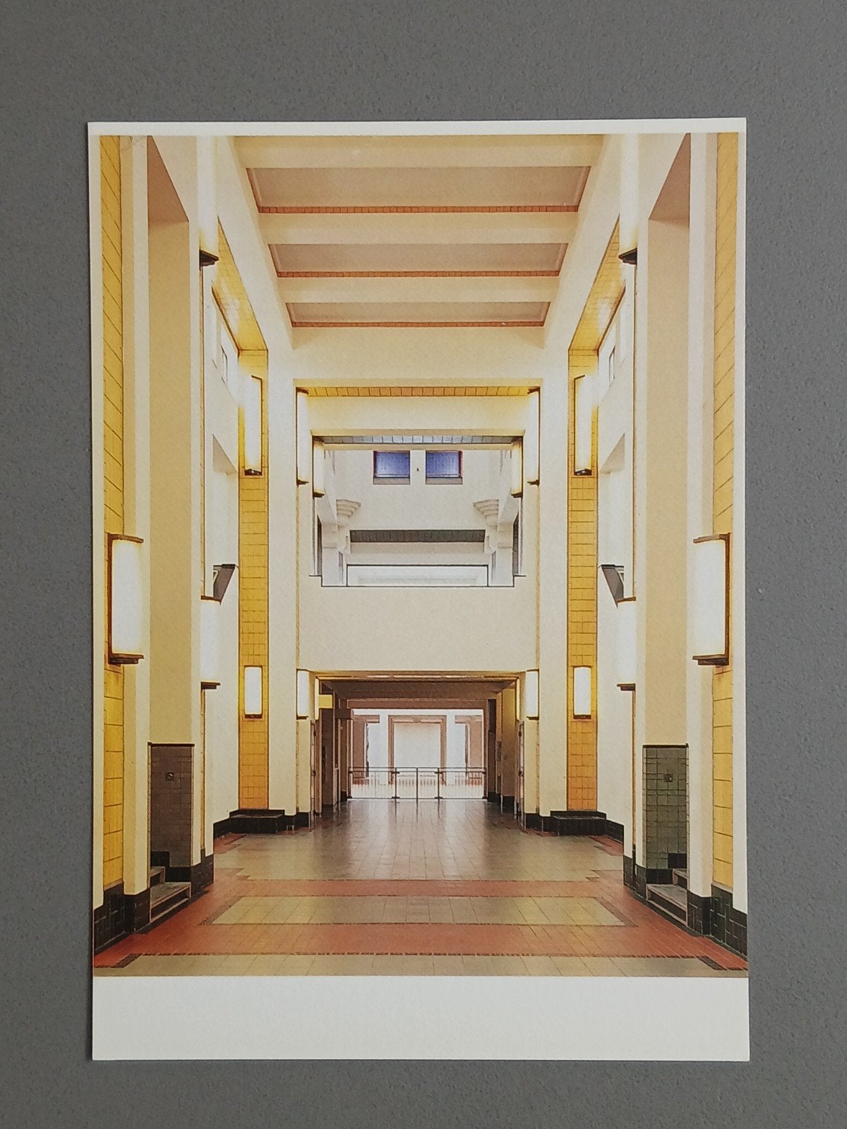 Fotokaart - Hal  Haags Gemeentemuseum - H.P Berlage., Verzenden, 1980 tot heden, Ongelopen, Gebouw