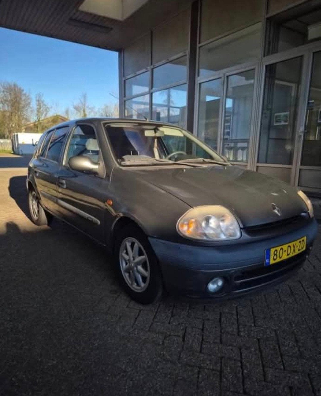 Renault Clio 1.6 16V 5DR 2000 Grijs, Auto's, Voorwielaandrijving, 40 €/maand, 4 cilinders, 990 kg