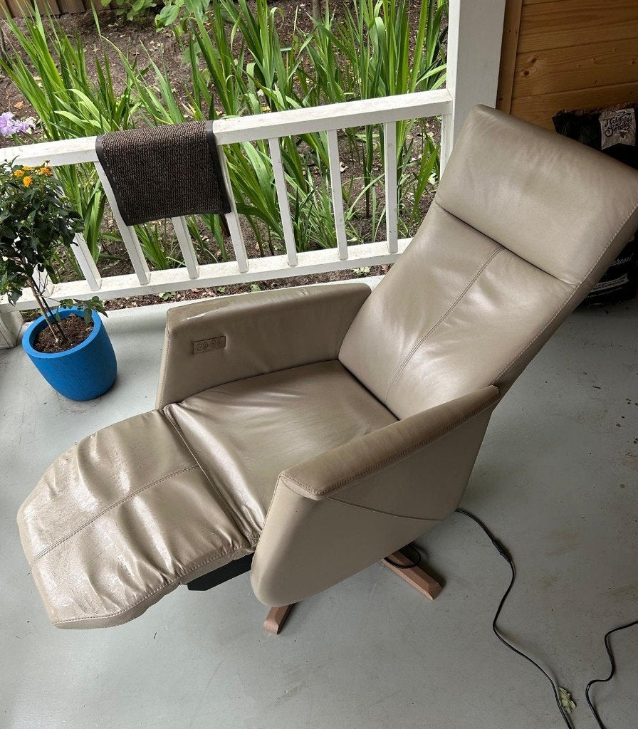 Buitenkans! Prachtige Prominent zit / sta-op stoel, Huis en Inrichting, Stoelen, Ophalen, Overige kleuren, Moderne, taupekleurige stoel