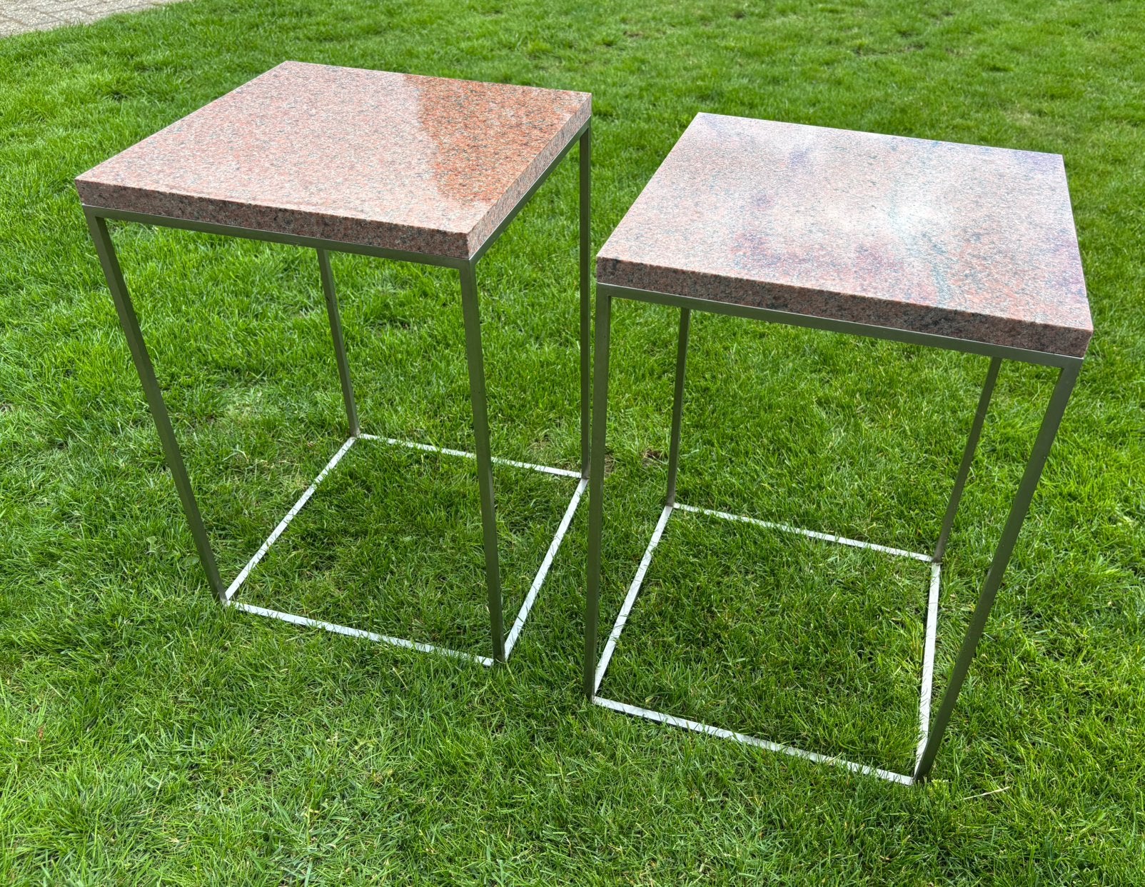 Twee moderne design bijzettafeltjes / tafeltjes, Huis en Inrichting, Tafels | Bijzettafels, Overige materialen, Minder dan 55 cm