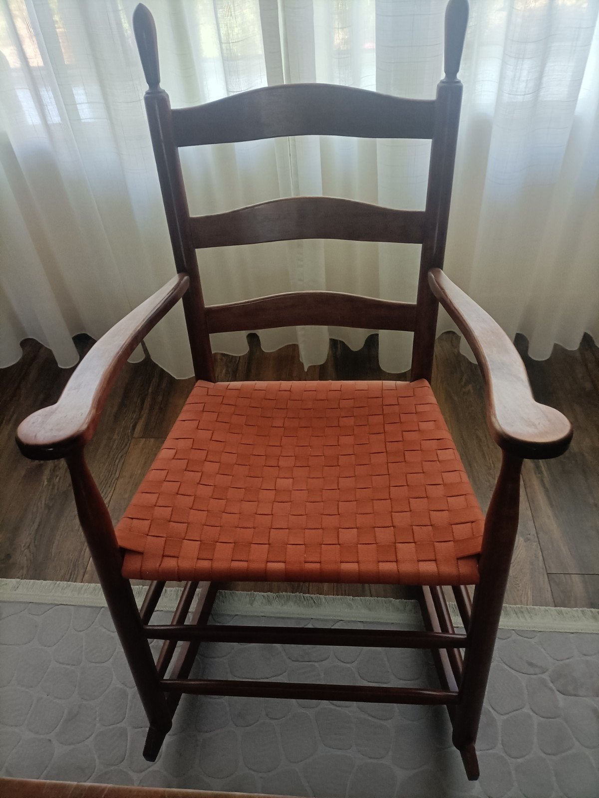 Vintage Schommelstoel met Geweven Zitting, Antiek en Kunst, Antiek | Meubels | Stoelen en Banken, Ophalen of Verzenden