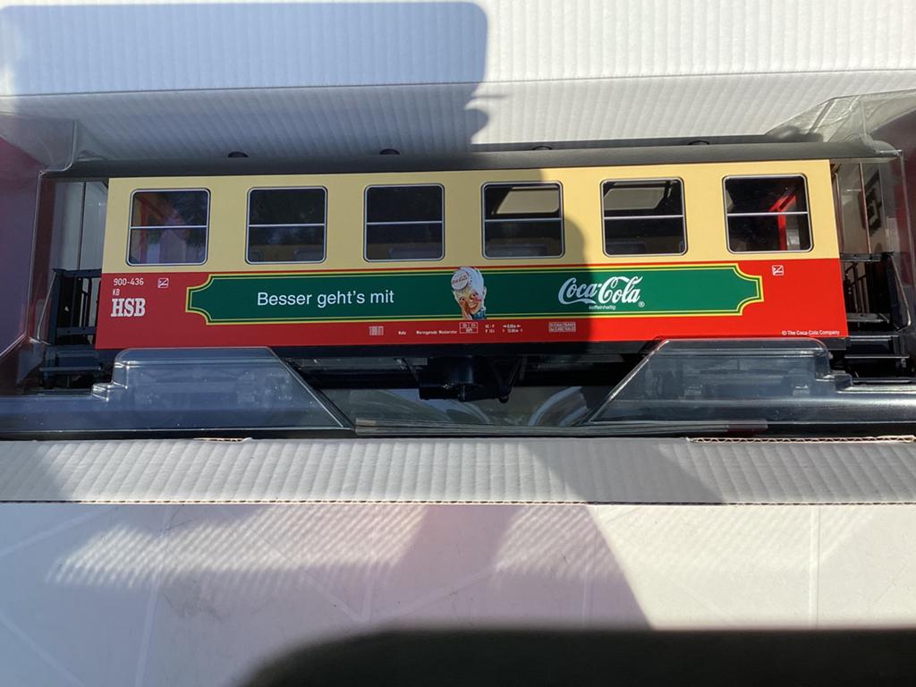 LGB 34733 HSB personenrijtuig met coca-cola reclame NIEUW OV, Hobby en Vrije tijd, Modeltreinen | Overige schalen, Gelijkstroom