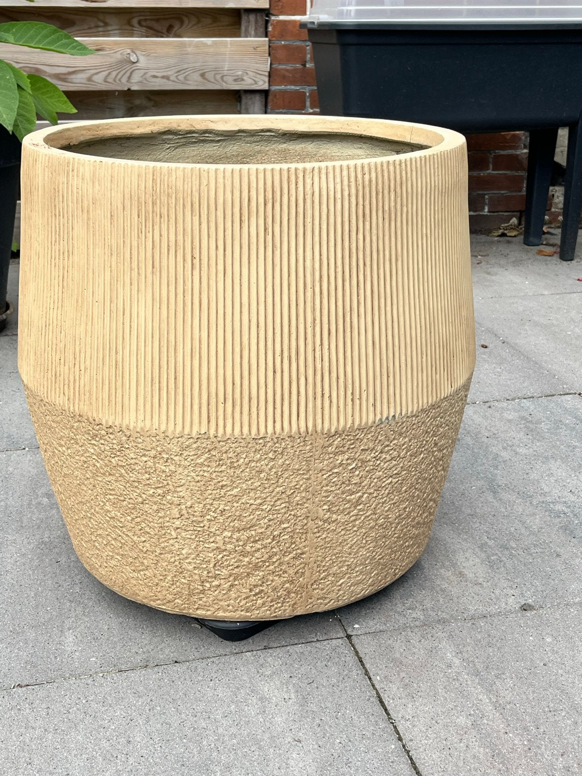 Grote zandkleurige  bloempot met structuur, 50 cm hoog, Overige materialen, Gebruikt, 40 cm of meer, Rond