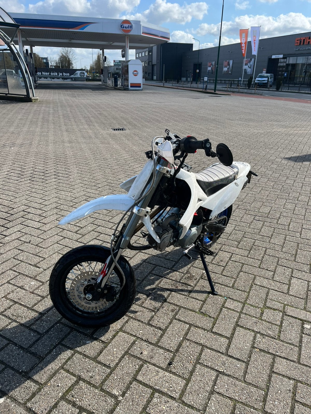 Brommer op gele kentelen, Fietsen en Brommers, Brommers | Schadebrommers, Ophalen of Verzenden, Overige merken