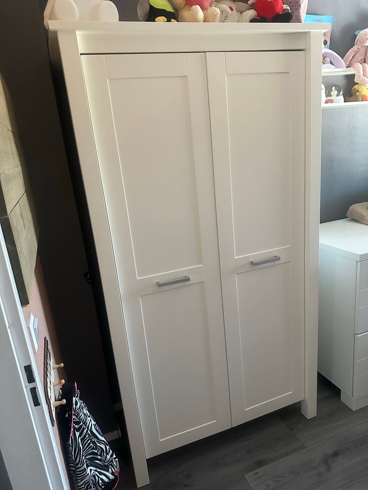 Witte kledingkast met veel opbergruimte, Gebruikt, 100 tot 150 cm, Ophalen of Verzenden, 150 tot 200 cm