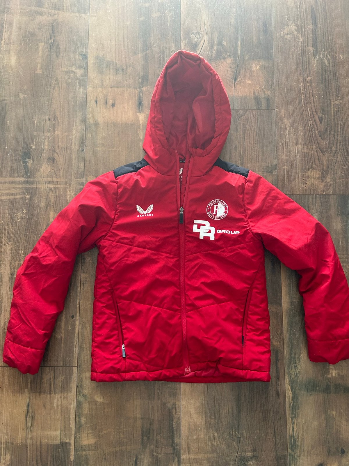 Castore Feyenoord winterjas rood maat 146cm, Ophalen of Verzenden, Gebruikt, Jongen of Meisje, Jas