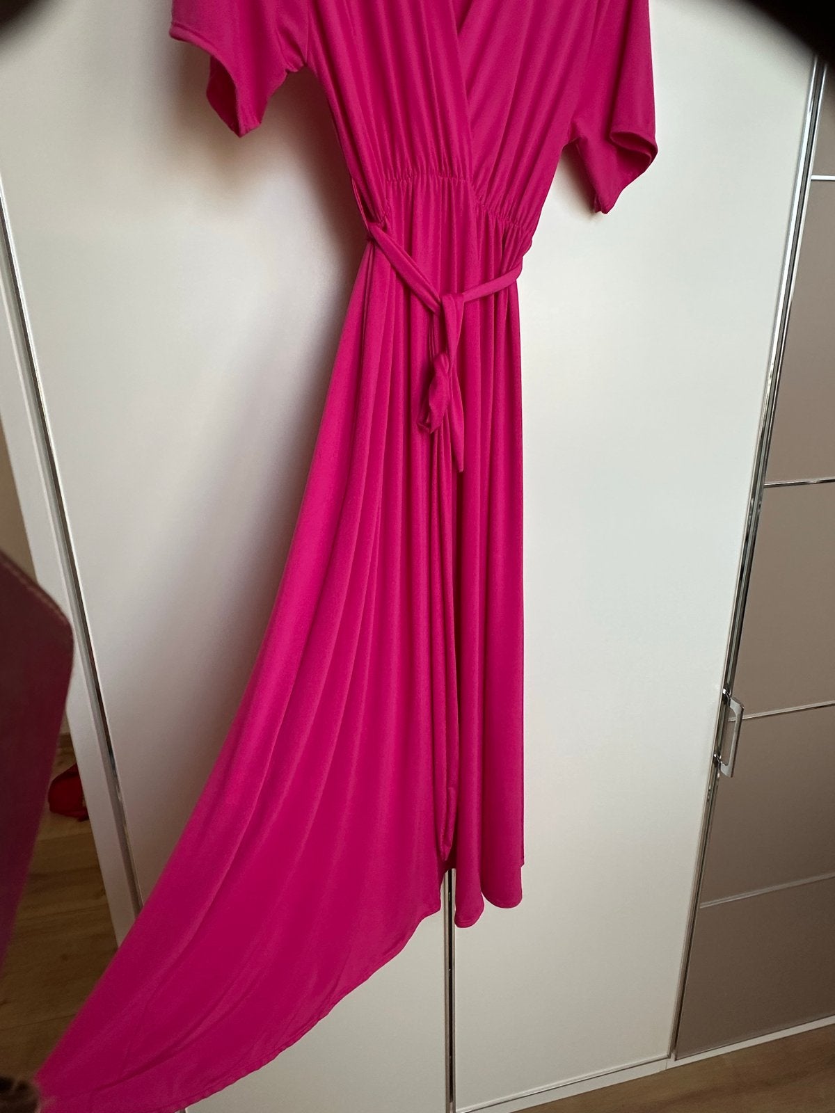 Maxi jurk fuchsia roze met strikceintuur, Kleding | Dames, Jurken, Maat 38/40 (M), Ophalen of Verzenden, Zo goed als nieuw, Roze