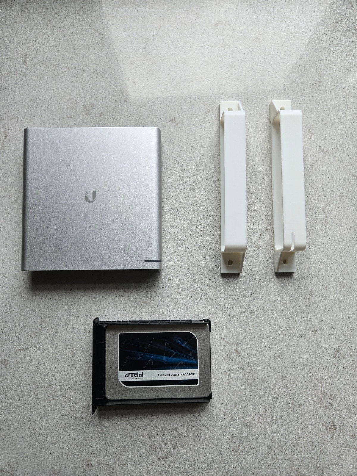 Unifi Cloudkey+ met SSD 750GB en muurbeugels, Ophalen of Verzenden, Nieuw, Router, UniFi Ubiquiti