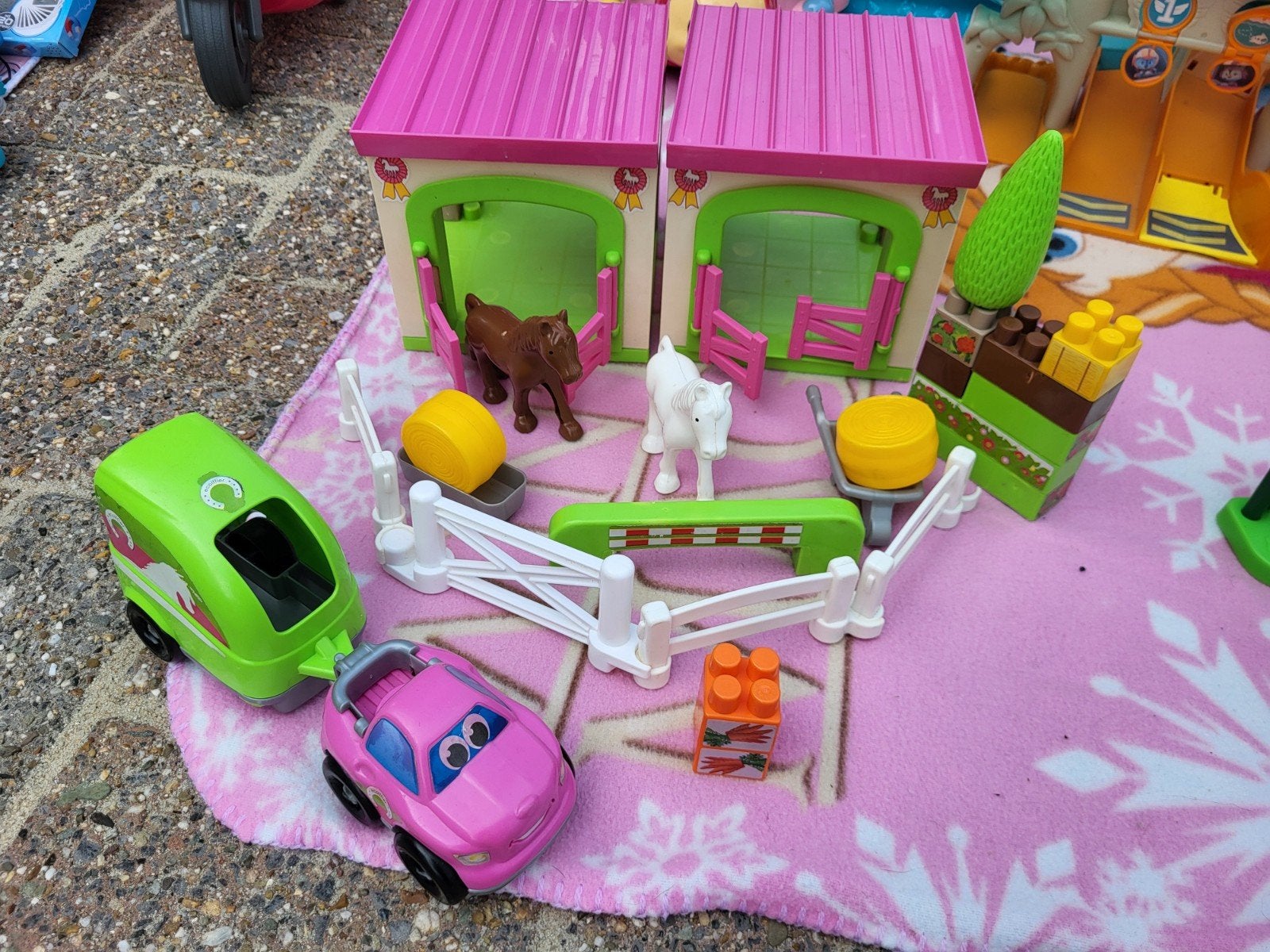 Paardenstal met auto, trailer en accessoires, Ophalen, Gebruikt, Meisje