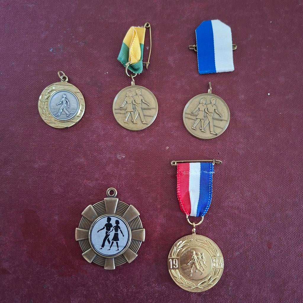 Medailles enkele blanco/ 1x BVH 4 06 1989/ 1984, Postzegels en Munten, Ophalen of Verzenden, Overige materialen