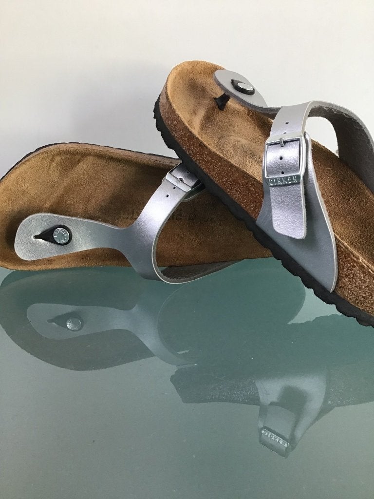 Birkenstock Gizeh 39 | zilveren slippers | Gratis verzenden, Kleding | Dames, Schoenen, Slippers, Overige kleuren, Verzenden, Zo goed als nieuw