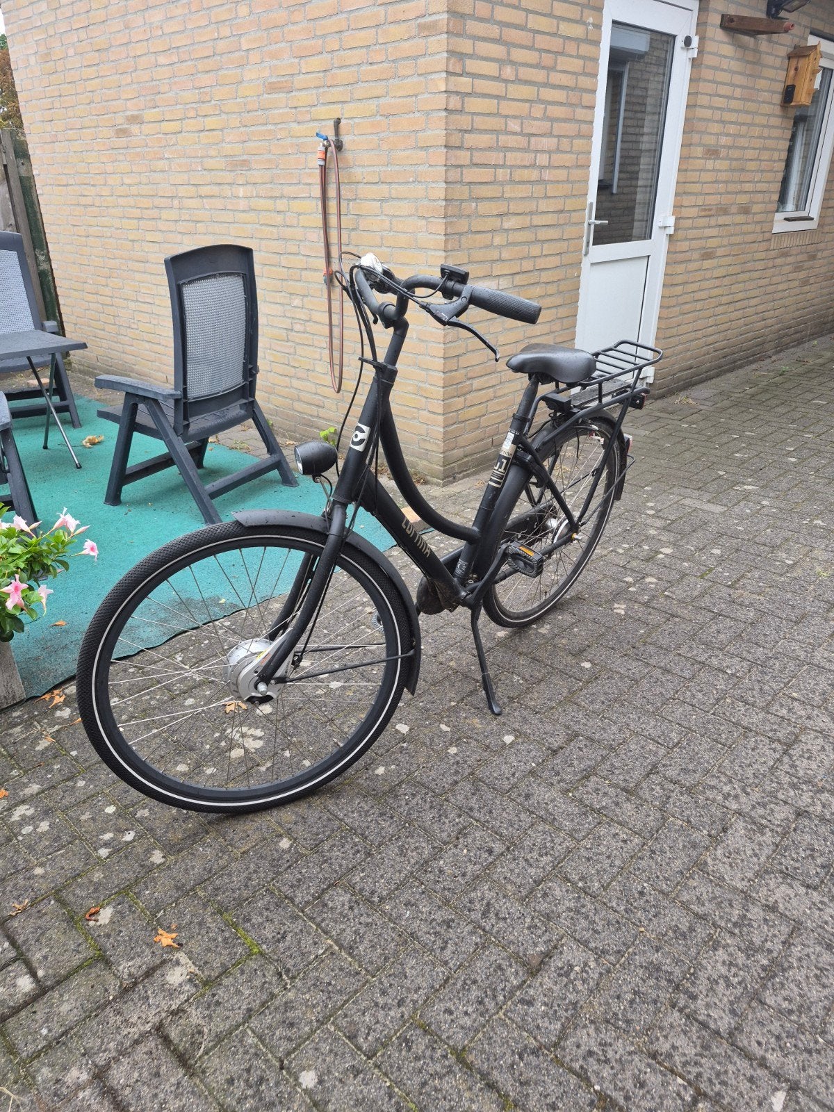 Zwarte elektrische fiets met voormotor en bagagedrager, Gebruikt, 51 tot 55 cm, 30 tot 50 km per accu, Ophalen